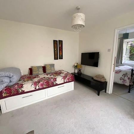 Cosy Apartment With Private Access And Kitchenette In Guildford (Adults Only) Worplesdon Kültér fotó