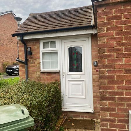 Cosy Apartment With Private Access And Kitchenette In Guildford (Adults Only) Worplesdon Kültér fotó