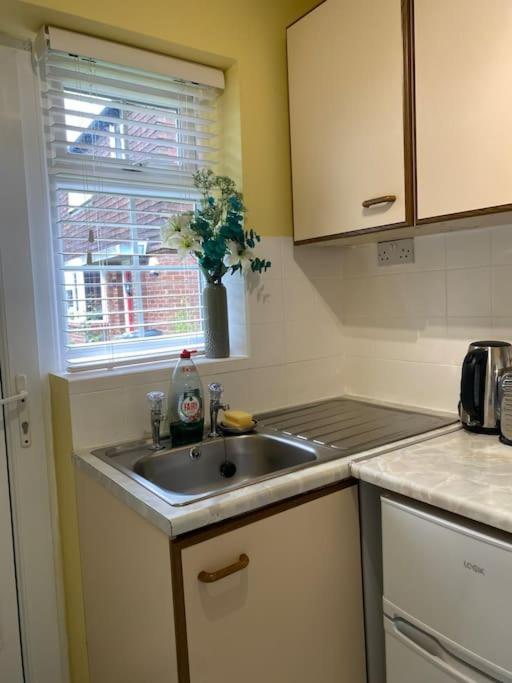 Cosy Apartment With Private Access And Kitchenette In Guildford (Adults Only) Worplesdon Kültér fotó