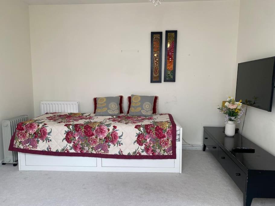 Cosy Apartment With Private Access And Kitchenette In Guildford (Adults Only) Worplesdon Kültér fotó