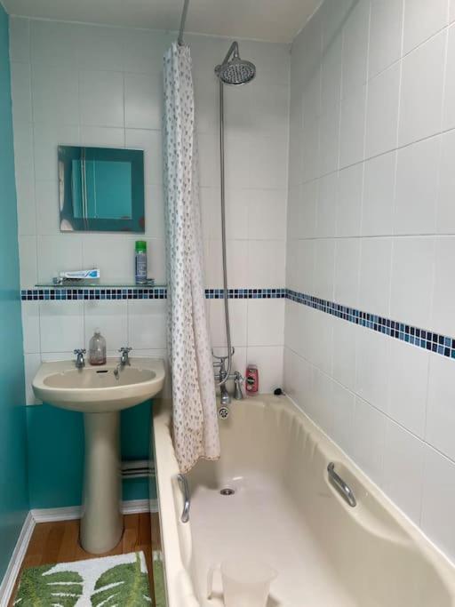 Cosy Apartment With Private Access And Kitchenette In Guildford (Adults Only) Worplesdon Kültér fotó