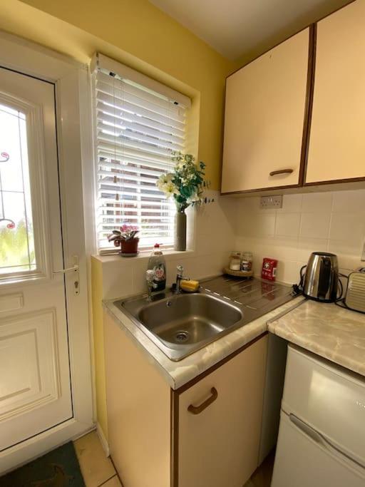 Cosy Apartment With Private Access And Kitchenette In Guildford (Adults Only) Worplesdon Kültér fotó