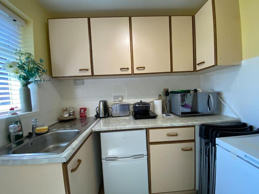 Cosy Apartment With Private Access And Kitchenette In Guildford (Adults Only) Worplesdon Kültér fotó