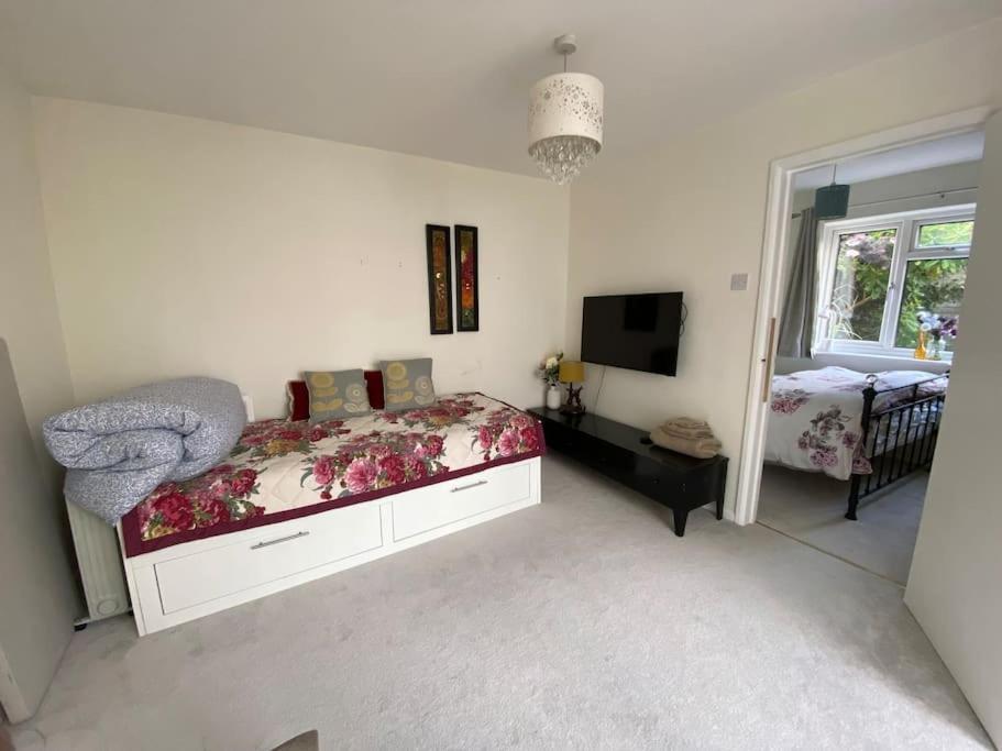 Cosy Apartment With Private Access And Kitchenette In Guildford (Adults Only) Worplesdon Kültér fotó